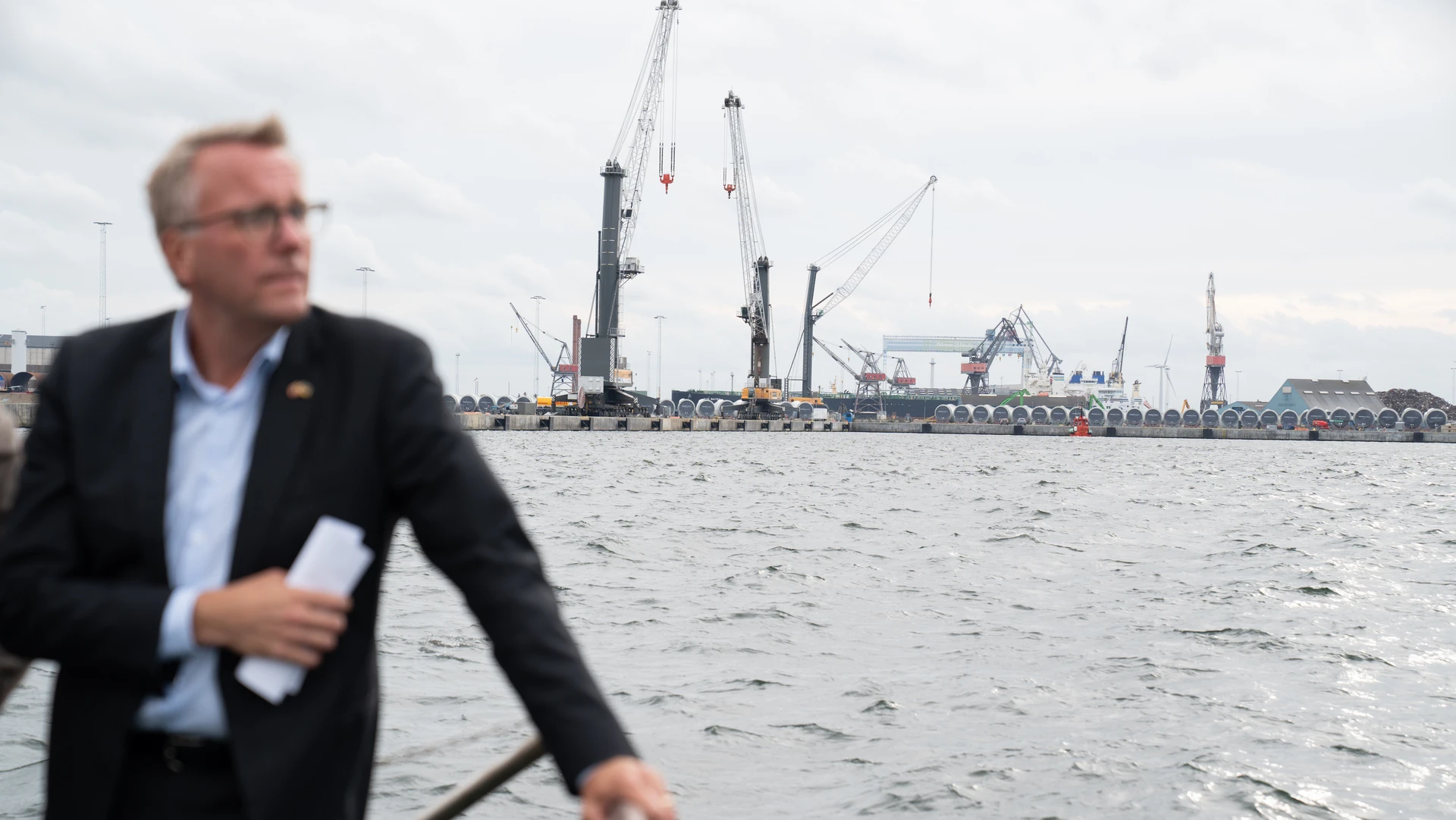 Ehvervsministeren, på rejse til kina, vand i baggrunden