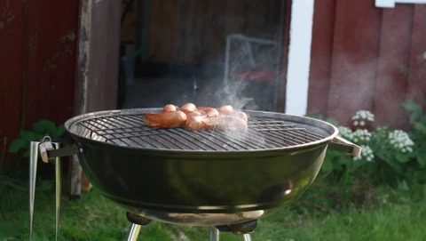 pølser på en grill der ryger