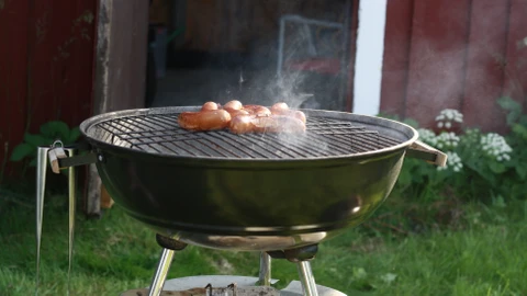 pølser på en grill der ryger