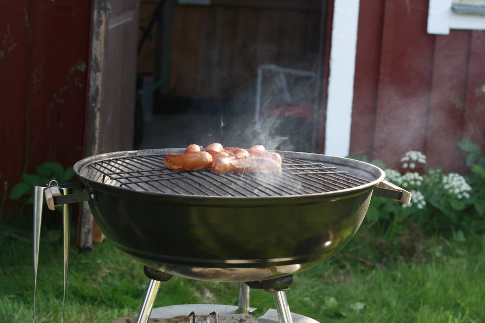 pølser på en grill der ryger