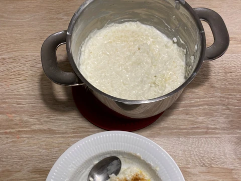 en gryde med risengrød og en tallerken med risengrød, smør og kanel