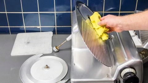 person gør en slicer rent