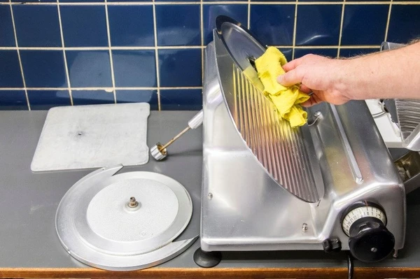 person gør en slicer rent