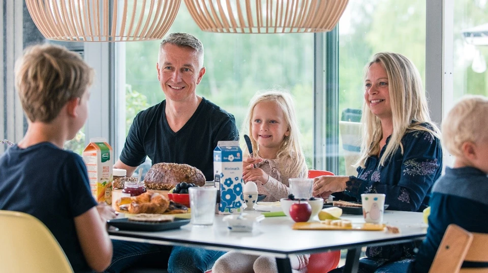 Familie, som spiser morgenmad