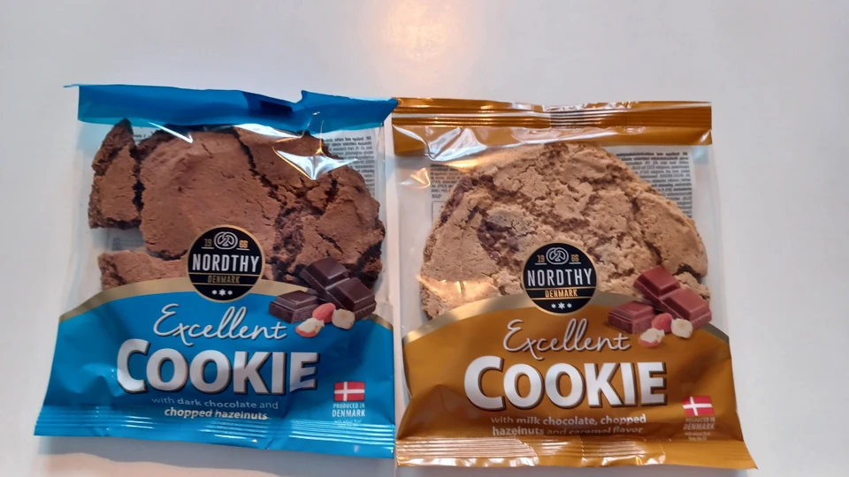Nordthy cookie with dark chocolate and chopped hazelnuts og cookie with milk chocolate, chopped hazelnuts and caramel flavor
