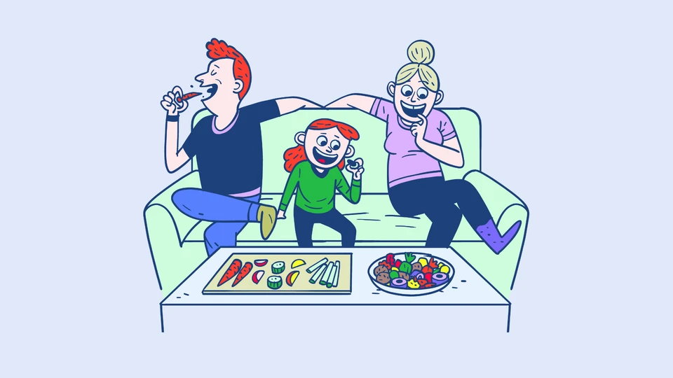 Sød Balance: Familie der spiser søde sager og grøntsager i sofaen