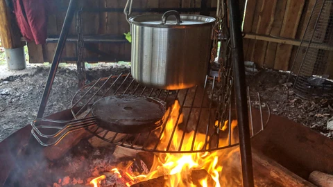 Gryde og pande på bål: bålmad, mad på bål