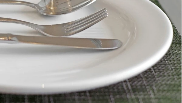 tallerken med kniv og gaffel