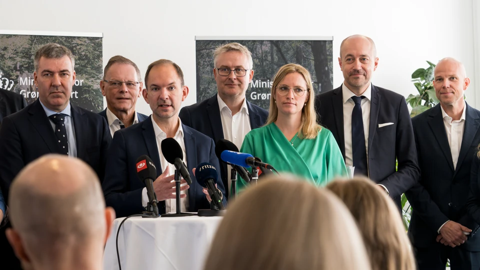Billedet illustrerer regeringen der præsenterer den grønne trepartsaftale