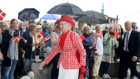 Dronningen ankommer til Biblioteket Kulturværftet. Foto: Lars Johannessen