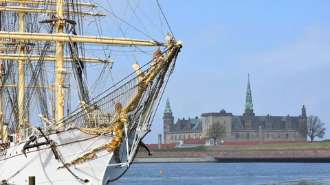 Skoleskibet og Kronborg. Foto: Ebbe Kyrø