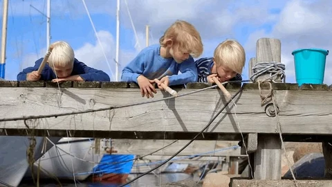 Børn fisker krabber