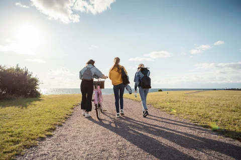 3 piger på vej til stranden