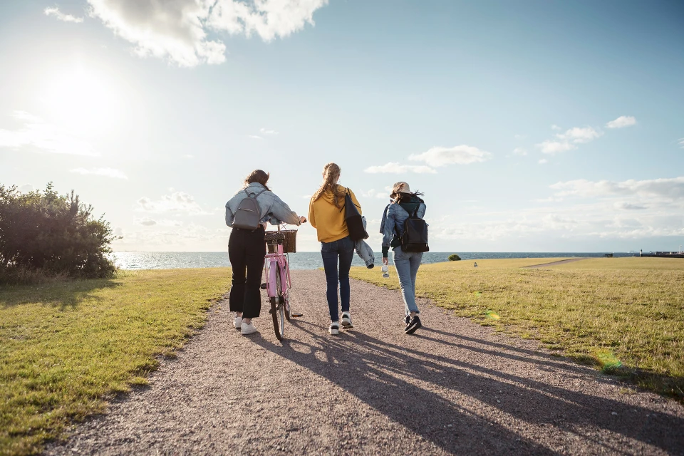 3 piger på vej til stranden