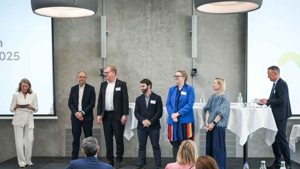 Finalisterne til Nordic Innovation Award 2025 er samlet på scenen.