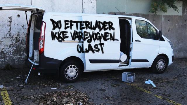 En varevogn, der er brudt ind i