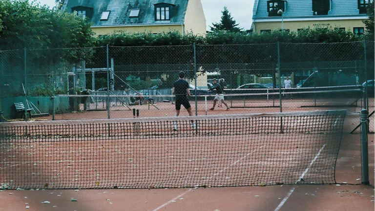 To personer spiller tennis