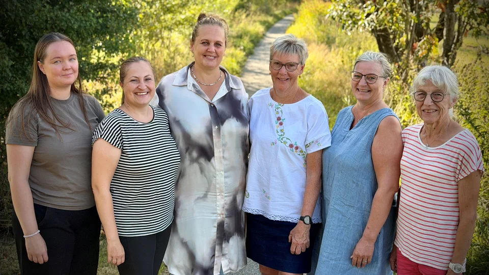 Fællesskabet er stærkt i landsbyklyngen, der nu også er ”sundhedslandsby”. Fra venstre er det Hafdis Gudmundsdottir, Emmelie Mosegaard, Tina Vendelbo, Jytte Jørgensen, Hanne Sowinski og Gitte Egeberg. Foto: Skive Kommune, Jane Gisselmann