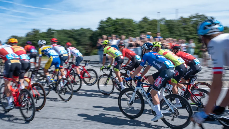 Publikum står ved ruten til et cykelløb og kigger på ryttere, der cykler forbi. FOTO: Thomas Køser, Skive Kommune