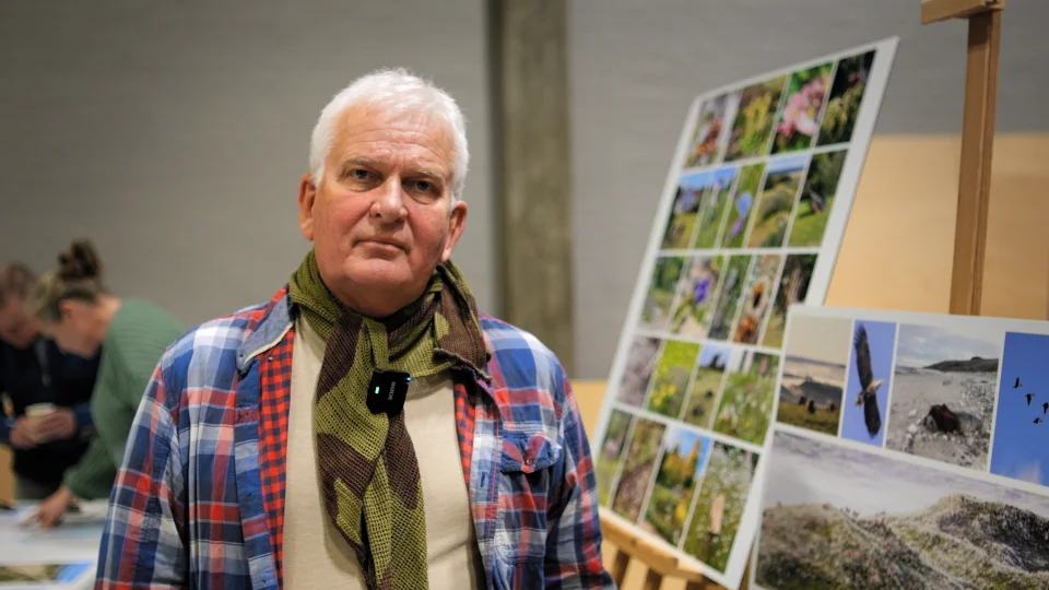 Claus Mikkelsen foran messestanden med tiny houses til klimamessen i Klimalandsby Rødding/Lihme