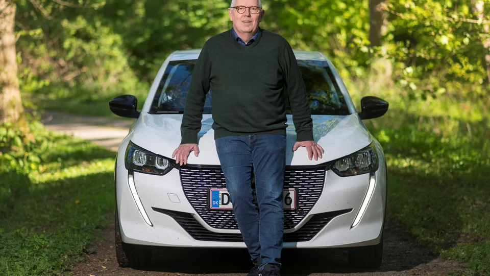 Gert Balling foran en af kommunens elbiler. Foto: Skive Kommune, Thomas Køser