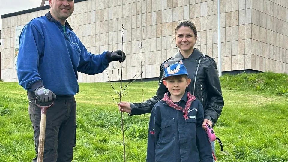 Billede af ukrainsk familie foran Skive Museum. Privatfoto.