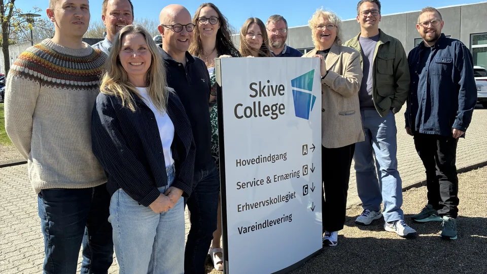 Personale og leder af 10. Klasse Center Skive står sammen med ledelsen af Skive College foran Skive College, som de flytter ind i efter sommerferien.