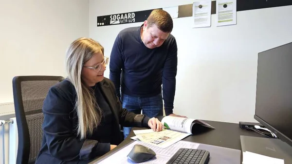 To personer i dialog på et kontor. Foto: Skive Kommune, Ditte Haaning