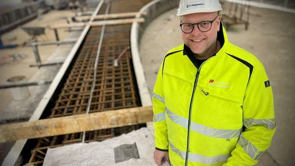 Om få uger bliver de sidste 22 meter lange betonsøjler kørt til Aarhus. Administrerende direktør Jesper Sørensen ser mange muligheder i fremtiden. Foto: Skive Kommune, Jane Gisselmann