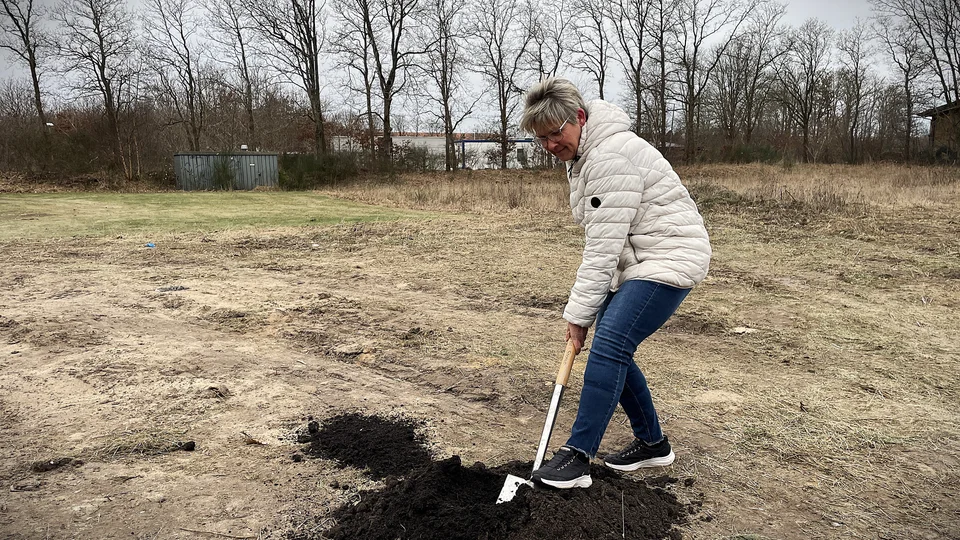 Formand for Sundheds-, Social- og Forebyggelsesudvalget, Betina Bugge, tog det første spadestik til de nye boliger. Foto: Skive Kommune