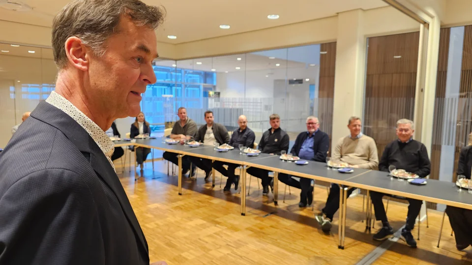 Borgmester Alfred Brunsgaard ønsker modtagerne af Børsens Gazellepris tillykke. Foto: Skive Kommune, Ditte Haaning