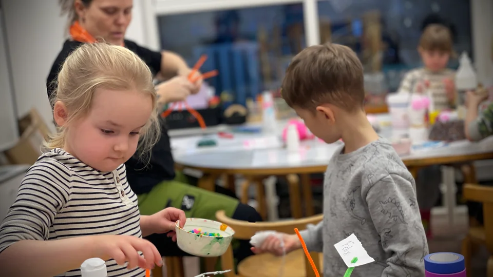 I Rønbjerg har børnene arbejdet intenst med kunstudstillingen, der kan opleves i Rådhushaven i forbindelse med Skive Lyser. Foto: Skive Kommune, Jane Gisselmann