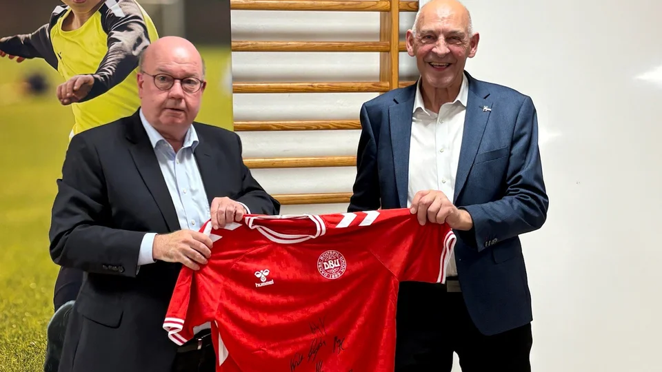 Formand for DBU Jesper Møller og borgmester Peder Christian Kirkegaard. Foto: Skive Kommune