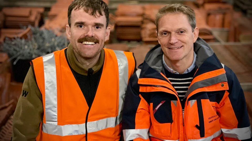 Mikkel Ebbesen Vinther (tv.) og Martin Juul Hansen har samarbejdet om at etablere lageret af brugte byggematerialer. Foto: Skive Kommune, Jane Gisselmann