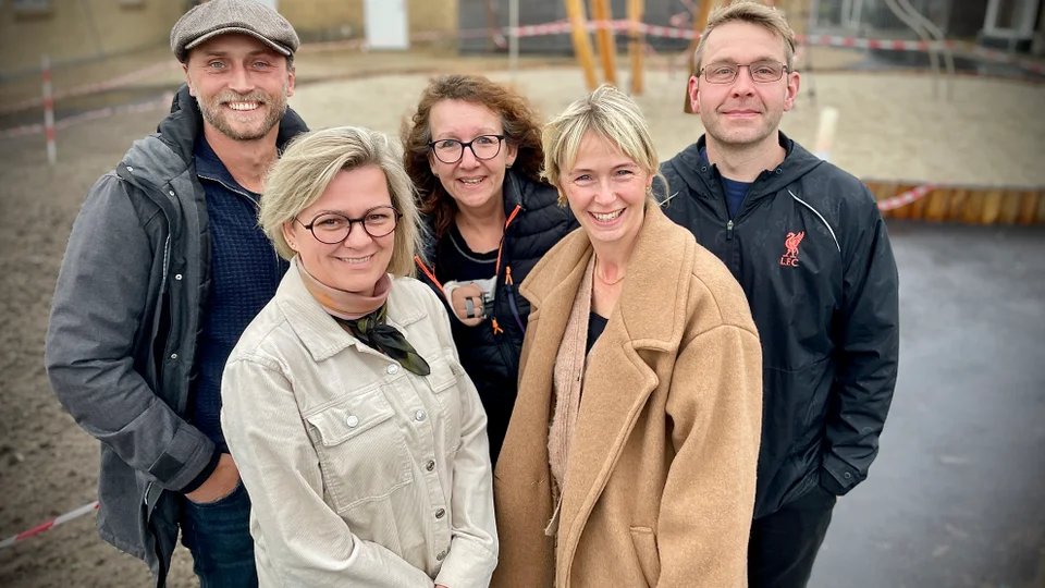 Kris Wiberg (bagest t.v), Karin Kristiansen, Henning Pehrson og forrest t.v. Mette Nordendahl og Annika Glud Jensen er fotograferet i skolegården. Foto: Skive Kommune, Jane Gisselmann