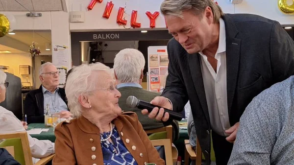 Johnny Hansen fra Kandis sang for de ældre til Møllegårdens 40 års jubilæum