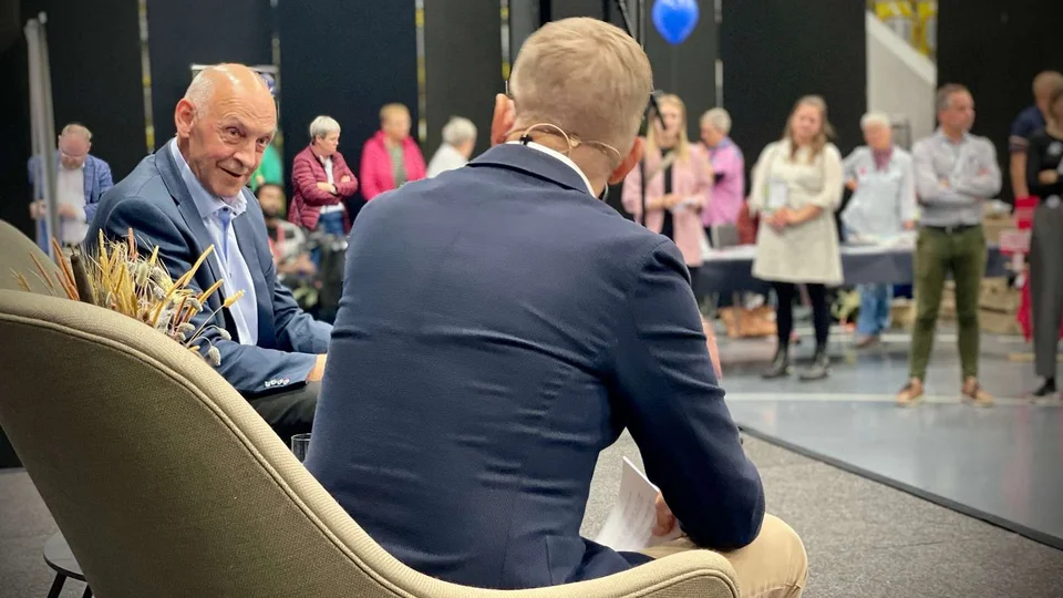 Borgmester Peder Chr. Kirkegaard på scenen. Foto: Skive Kommune