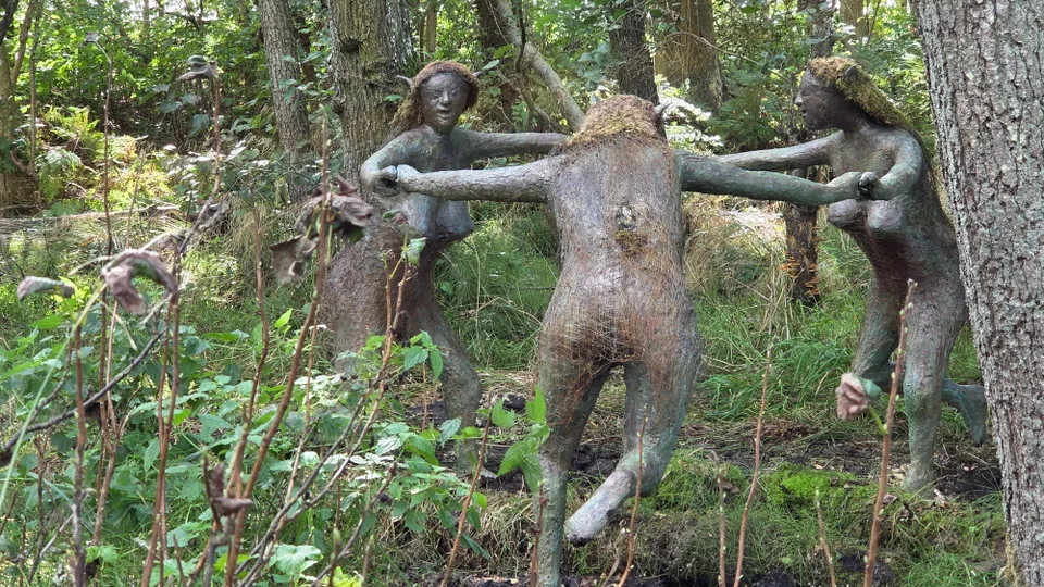 Skulpturen Ellepigerne står i Ellesumpen i den nye Naturpark Sønder Lem Vig. FOTO: Claes Fischer, Skive Kommune