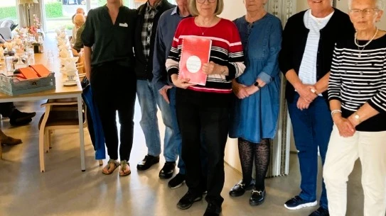 Lem Plejecenter modtager en donation på en ny nodebog og 30 sangbøger fra Lions Club Skive. Foto: Lions Club Skive.