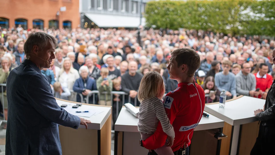 Jonas Vingegaard på scenen med datteren Frida på armen. Foto. Thomas Køser