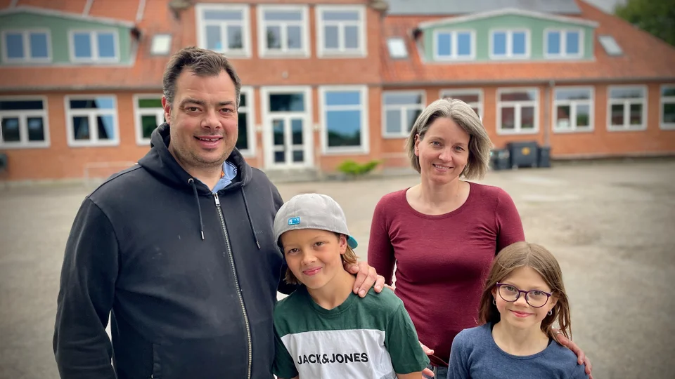 Thomas Hansen og Vicky Neess Flittner bor med deres børn, Arthur og Esther, på den tidligere skole i Hvidbjerg. Foto: Skive Kommune, Jane Gisselmann