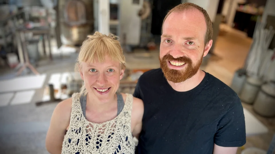 Thea Andersen er glaspuster og Mikkel Frydenlund Christensen er keramiker. Tilsammen står de bag værkstedet og butikken - glaspusteriet Gnist. Foto: Skive Kommune, Jane Gisselmann