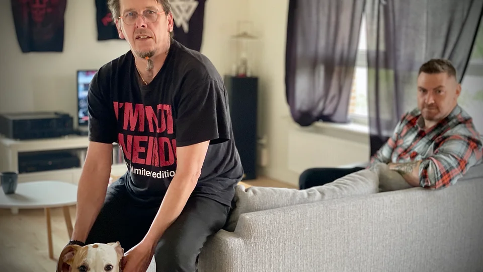 Frank Dahlsgaard er ikke længere hjemløs. Her sidder han med sin hund i rækkehuset i Rødding. Bag ham sidder hans støtteperson Jesper Damsgaard Jensen. Foto: Skive Kommune, Jane Gisselmann