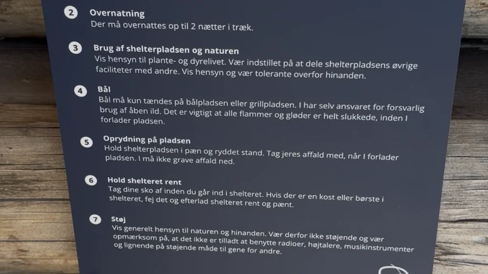 Sådan ser skiltene ud, hvor du på stedet kan scanne QR-koden og se, om shelteren er booket. Foto: Pauli Vendelbo