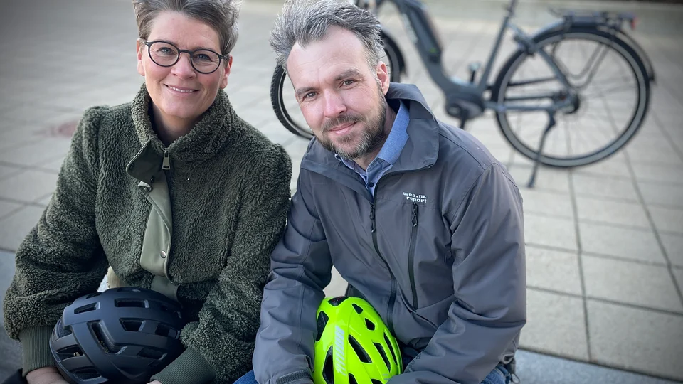 Lise Cramer og Christian Rohr Konge er glade for afdelingens nye elcykel. Foto: Skive Kommune, Jane Gisselmann