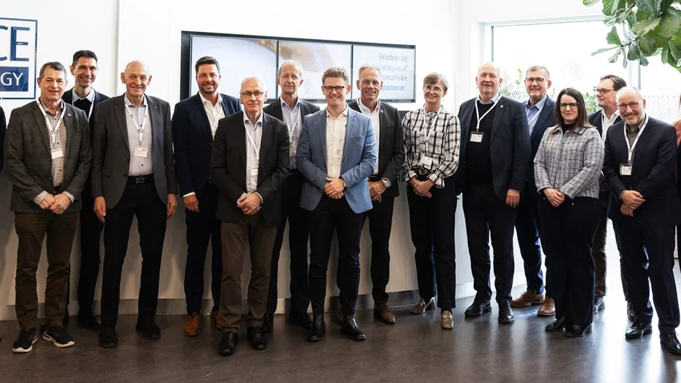 De syv borgmestre mødtes blandt andet med Forsvarets Materiel- og Indkøbsstyrelse, DI Forsvar og Sikkerhed, CenSec, forsvarsekspert og lektor ved Forsvarsakademiet Peter Viggo Jakobsen og her ses de sammen med kommunaldirektørerne hos Force Technology. Foto: Force Technology
