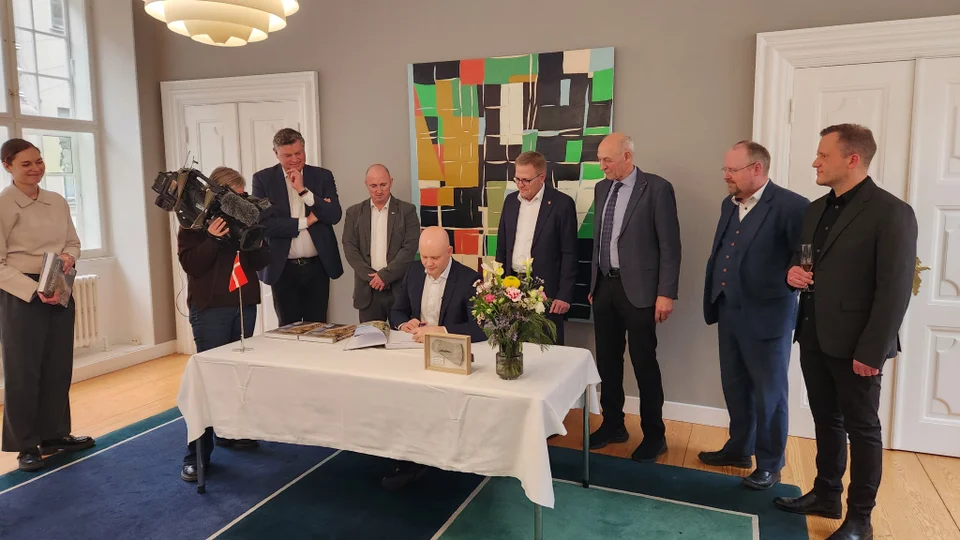 Kulturminister Jakob Engel-Schmidt underskriver UNESCO-ansøgning