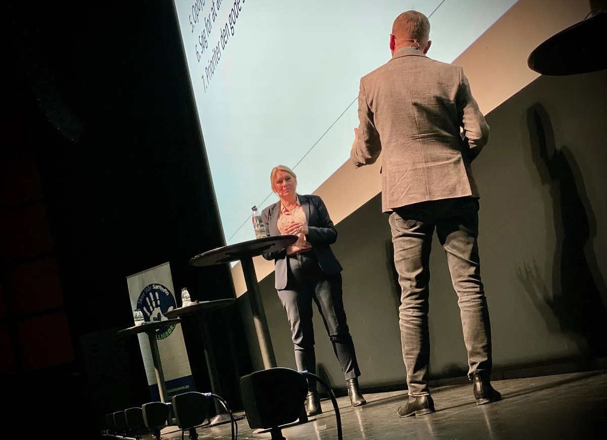 Laura Auken på scenen i KCS