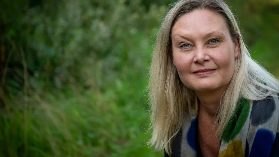 Grøn erhvervsudvikling har været et fast fokus i Anne-Mette S. Langvads karriere. Nu står hun i spidsen for Klimafonden Skive, hvis formål er at skabe bæredygtig erhvervsudvikling på Skiveegnen, der i årtier er gået foran i arbejdet med grøn udvikling. Foto: Jane Gisselmann