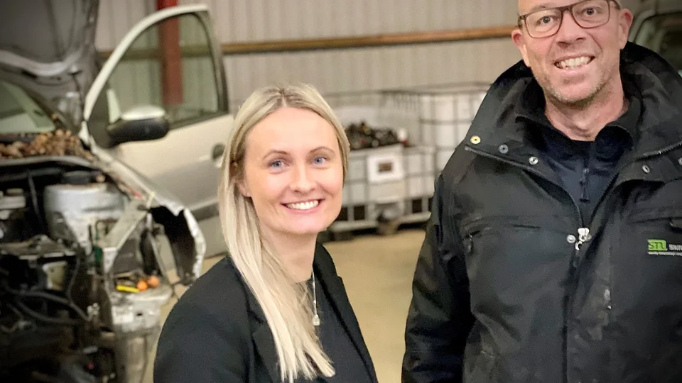 Lise Korsgaard ejer Salling Autogenbrug. Thure Evaldsen er lærer på STU Skivefjord. De mener deres samarbejdsmodel med fordel kan kopieres af andre brancher, hvor både miljøet og de sårbare unge vinder. Foto: Jane Gisselmann